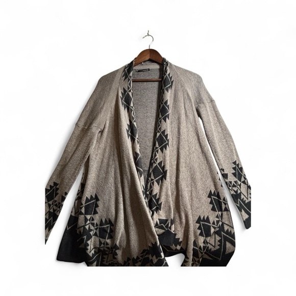 Staccato Women’s Western Tan and Black Geometric long sleeve Cardigan Size L - Picture 3 of 5